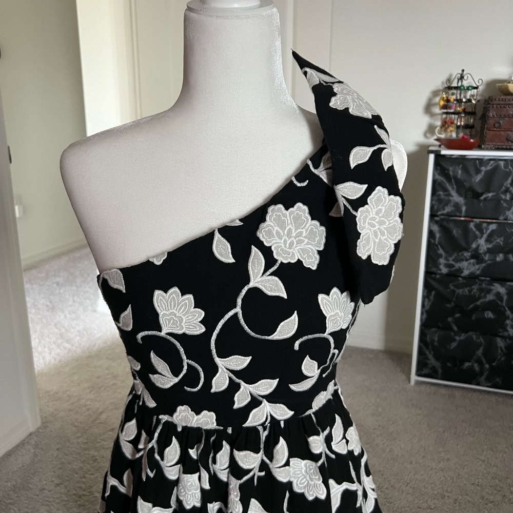 SOLD - EUC Anthropologie Black White Floral Dress - Size 6 - Picture 7 of 10